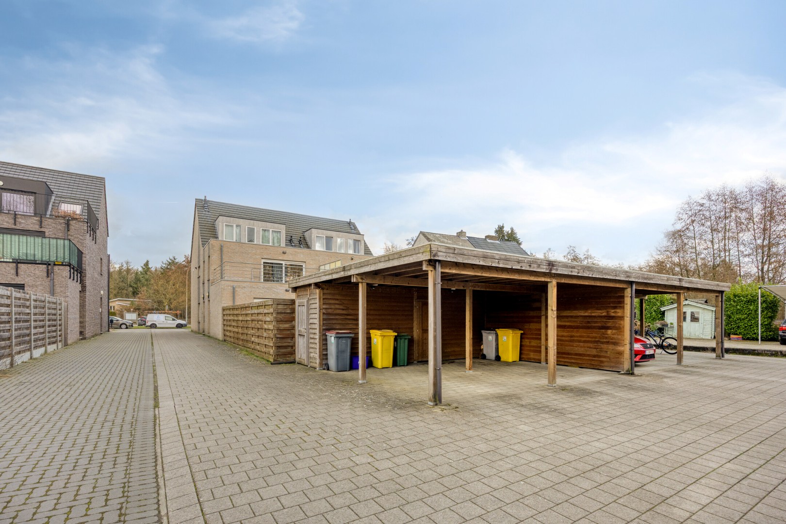 Kleinschalig appartementsgebouw bestaande uit 4 appartementen + 4 carports. - foto 2