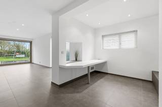 In een rustige, groene omgeving in Merkem, op het einde van een doodlopende straat, vind je deze charmante alleenstaande woning waar privacy...