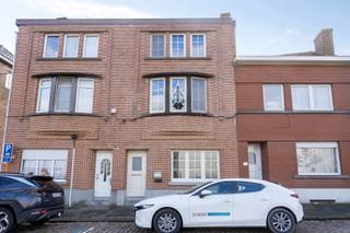 Deels te renoveren woning met zeer aantrekkelijke gevel, een bewoonbare oppervlakte van 200 m², 4 slaapkamers, ruime tuin en zoveel meer. Dak,...