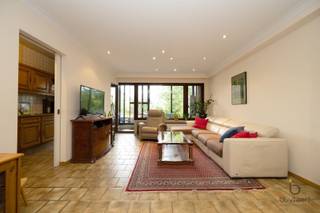 <p><span>Dit aangename en ruim appartement (105 m²) bevindt zich op de eerste verdieping van een gebouw met lift, op een toplocatie in Antwerpen. Het appartement beschikt over drie slaapkamers (10.5 m² + 12.5 m² + 13 m²) en tal van authentieke elementen die zorgen voor een warme en karaktervolle uitstraling. Hoewel het appartement hier en daar wat opfrissing kan gebruiken, biedt het een gezellige basis met heel wat potentieel. De absolute troef is de ruime, zonnige veranda, waar je in alle rust en privacy heerlijk kan genieten van een ontspannen moment. Er is geen fietsenstalling of privatieve parkeerplaats voorzien. Dankzij de combinatie van de centrale ligging, de authentieke charme en de fijne buitenruimte is dit een appartement met een eigen karakter en een bijzonder aangename sfeer.</span></p><p><span>Maandelijkse vaste kosten €100.</span></p><p><span>Bel of mail ons voor een bezichtiging.</span></p>