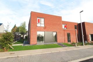<strong>Op zoek naar een moderne, lichtrijke en energiezuinige woning?</strong><br />Deze halfopen nieuwbouwwoning, gelegen in een zeer kindvriendelijke wijk in Kortrijk, biedt alle hedendaags comfort en een aangename woonomgeving.<br /><br /><strong>✨ Troeven van de woning:</strong><br />✔ <strong>Energiezuinig:</strong> Zonnepanelen, warmtepomp, regenwater en EPC A<br />✔ <strong>Ruim en lichtrijk:</strong> Open leefruimte met zicht op de afgesloten tuin<br />✔ <strong>Gezinsvriendelijk:</strong> rustige, groene omgeving<br />✔ <strong>Instapklaar:</strong> De woning wordt nog volledig geschilderd<br /><br />🏡 Indeling:<br /><strong>Gelijkvloers:</strong> Inkomhal, gastentoilet, ruime leefruimte met open keuken, berging/wasplaats<br /><strong>Verdieping:</strong> Drie slaapkamers en een badkamer met zowel bad als douche en een apart toilet<br /><strong>Buiten:</strong> Afgewerkte tuin en er is ook een garage inbegrepen<br /><br />💰 <strong>Huurprijs:</strong> €1.275 per maand<br /><strong>📅 Beschikbaar vanaf 1 december</strong><br />Vraag nu uw bezoek aan voor deze woning via MijnHuurprofiel. 