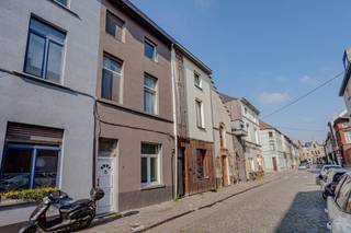 Deze op te frissen woning is ideaal voor wie rustig doch centraal gelegen wenst te wonen! Het rijhuis bevindt zich in het hart van Sint-Amandsberg,...