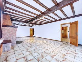 Cette maison sur le Molenbosweg à Loenhout a la disposition suivante : hall d'entrée, toilettes invités, salon, débarras, cuisine, 2 salles de...