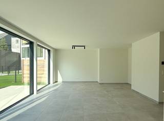 Ontdek dit moderne gelijkvloers appartement, waar comfort, licht en energiezuinig wonen perfect samenkomen.<br /><br />Indeling: inkom, berging, apart toilet, badkamer met inloopdouche, lavabomeubel en handdoekradiator, ruime woonkamer met open keuken en 2 comfortabele slaapkamers.<br /><br />Buiten: privatieve, omheinde tuin.<br /><br />Parkeren &amp; berging: ondergrondse autostaanplaats en privatieve berging met elektriciteit inbegrepen in de huurprijs.<br /><br />Afwerking: volledig geschilderd opgeleverd, voorzien van armaturen, gordijnrails en lichte deuren.<br /><br />Duurzaam &amp; energiezuinig: verwarming via geothermie en zonnepanelen per appartement, E-peil = 20.<br /><br />Algemene onkosten: 85 euro / maand<br /><br />Benieuwd naar dit project? Neem contact met ons op voor meer informatie of een rondleiding:<br />03/775.44.10<br />info@immo-jet.be