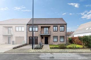 Voor meer info of een bezoek, bel 053 59 49 31 - Deze instapklare halfopen bebouwing is gelegen in een zeer rustige buurt te Aalst. Dankzij...