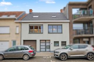 In het centrum van Stekene bevindt zich deze gerenoveerde kangoeroewoning met 4 slaapkamers, garage en gezellige tuin. Dankzij de doordachte...