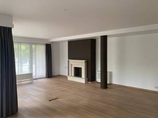 <p>Inkomhal met vestiairekast<br />Woonkamer op parket met sierschouw +/- 45m²<br />Volledig ingerichte keuken (vitrokeramische kookplaten, ijskast, dampkap, oven, microgolfoven, wasmachine/droogkast)<br />Apart toilet met lavabo<br />Badkamer met ligbad, aparte douche en enkele lavabo<br />Slaapkamer 1 (+/-4x3,9m)<br />Slaapkamer 2 (+/-3x3,3m)<br />Terras 1,65x4 + 1,65x4m<br />Autostaanplaats in ondergrondse garage<br />Kelder</p>
<p><span><span>BIJZONDERHEDEN</span></span><br />-Alarminstallatie<br />-Airco-installatie<br />-<span>EPC Energielabel B (165 kWh/m²)</span><br /><span>-Elektrische installatie conform (geldig to 2046).</span><br /><span>-Asbestinventaris: Asbestveilig<br />-Gemeenschappelijke kosten: 260,00 Euro per maand werkkapitaal + 49,93 Euro per maand reservekapitaal<br />-Stedenbouwkundige inlichtingen: Vergunning uitgereikt - Woongebied - Geen rechterlijke herstelmaatregel of bestuurlijke maatregel opgelegd -</span><br /><span>Geen voorkooprecht ruimtelijke ordening aanwezig - Geen verkavelingsvergunning<br />-Bestuursmaatregelen in het maatregelenregister: NEEN<br />-Waterinfo: Perceelscore A, Gebouwscore A</span><br /><br /></p>