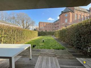 <p><span>Modern gelijkvloers appartement met 2 slaapkamers en ruime tuin op toplocatie in Berchem</span><span><br />Dit gelijkvloers appartement combineert comfortabel wonen met een uitstekende ligging. Gelegen in het hart van Berchem, op wandelafstand van winkels, supermarkten, scholen, parken, openbaar vervoer en vlotte invalswegen, biedt dit appartement alles voor wie centraal én rustig wil wonen.</span></p><p><span>Indeling</span></p><p><span>Inkomhal</span><span><br />Via de inkomdeur betreedt u het appartement . Aansluitend bevindt zich een praktische berging met aansluiting voor wasmachine en droogkast. Het toilet is apart voorzien.</span></p><p><span>Leefruimte & open keuken</span><span><br />De lichtrijke leefruimte is afgewerkt met kwalitatieve laminaatvloer die doorloopt doorheen het volledige appartement. Dankzij de grote raampartijen aan de voorzijde geniet u hier van een aangename, open sfeer.<br />De moderne open keuken is mooi geïntegreerd en uitgerust met alle comfort: vaatwasser, keramische kookplaat, dampkap, oven. Er is bovendien voldoende werk- en opbergruimte.</span></p><p><span>Slaapkamers & badkamer</span><span><br />Aan de rustige achterzijde van het gebouw bevinden zich twee ruime slaapkamers, beide met directe toegang tot de tuin.<br />De badkamer is stijlvol betegeld en beschikt over een ligbad met douchefunctie en een lavabo-meubel met spiegel.</span></p><p><span>Tuin & autostaanplaats</span><span><br />De grote, zuidwestelijk georiënteerde tuin is een absolute troef: een zonnige en groene oase met veel privacy, ideaal om te ontspannen met tuinhuis.<br />Een ondergrondse autostaanplaats is mee inbegrepen in de huurprijs met een gemeenschappelijke fietsenstalling.</span></p><p><span> </span></p><p><span>Huurprijs & beschikbaarheid:</span></p><p><span>Huurprijs:</span><span> €1.100,00 / maand - inclusief autostaanplaats</span></p><p><span>Maandelijkse kosten</span><span>: €100,00 - onderhoud en verbruik gemeenschappelijke meters.</span></p><p><span>Beschikbaarheid:</span><span> 01/03/2026</span></p><p><span> </span></p><p><span>Extra Troeven:</span></p><p><span>- Mobiscore van 9,6/10</span></p><p><span>- EPC 140kWh/m² jaar</span></p><p><span>- Recente beglazing met ventilatieroosters</span></p><p><span>- (Rol)gordijnen overal voorzien</span></p><p><span>- Prachtige tuin</span></p><p><span> </span></p><p><span> </span></p><p><span> </span></p>