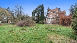 Immo3000 heeft het iconisch landmark, Villa Marie Philomène, te koop op in Linden. <br />Ben je op zoek naar een unieke woning. Een unieke praktijk of ben je op zoek naar een rendementsvolle investering? Dan mag je deze kans niet missen.<br /><br />Gelegen in het rustige Linden, aan de Diestsesteenweg 26, biedt deze statige villa een tijdloze charme gecombineerd met modern comfort. Deze woning heeft sinds 1932 haar karakter behouden, en dat voel je in elke kamer. Het huis staat op een royaal perceel van 24 are, wat zorgt voor veel privacy en ruimte om van te genieten. Bovendien bevinden we ons hier op slechts enkele kilometers van het levendige stadscentrum van Leuven.<br /><br />Wat deze villa echt uniek maakt, is de balans tussen klassieke elementen en hedendaagse voorzieningen. De authentieke details, zoals de originele houten trappen, glas-in-loodramen en marmeren schouwen, geven het huis een bijzondere uitstraling. Tegelijkertijd is het voorzien van moderne gemakken, zodat je comfortabel kunt wonen zonder in te boeten op stijl. En dat op een bewoonbare oppervlakte van maar liefst 258 m2.<br /><br />Ben jij bereid om de handen uit de mouwen te steken om met enkele beperkte aanpassingen Villa Marie terug te restaureren naar haar oorspronkelijke glorie? <br /><br />Neem dan snel contact met ons op om een bezichtiging in te plannen. Dit is een kans die je niet wilt missen!