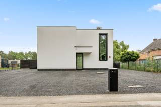 Aan de rand van Putte bij Mechelen, in een rustige en aangename woonomgeving, bevindt zich deze prachtige recente villa in een <strong>strakke moderne en industriële architectuur.</strong><br />Dankzij de hoogwaardige afwerking, royale leefruimtes en grote raampartijen geniet u hier van een unieke combinatie van luxe, comfort en licht.<br /><br />Bij het betreden van de woning komt u in een stijlvolle inkomhal die via een glazen deur toegang geeft tot de indrukwekkende leefruimte.<br />De open woonkamer en eetkamer vormen samen met de volledig uitgeruste designkeuken het kloppende hart van de woning. De moderne keuken is voorzien van alle hedendaagse comfort en sluit naadloos aan op de ruime berging. Op het gelijkvloers bevindt zich eveneens een apart gastentoilet.<br />De grote raampartijen zorgen voor een overvloed aan natuurlijk licht en creëren een prachtige connectie met de buitenruimte. Vanuit de leefruimte kijkt u uit op de fraai aangelegde tuin met een ruim terras en een stijlvol zwembad, waardoor binnen- en buitenleven harmonieus in elkaar overvloeien.<br /><br />Op de eerste verdieping vindt u een luxueuze badkamer uitgerust met een lavabo, ligbad en ruime inloopdouche. Daarnaast zijn er een apart toilet, een praktische dressing en een royale master bedroom met ingemaakte kasten., er is tevens een 2e zeer ruime slaapkamer, die momenteel dienst doet als kantoorruimte. Als extra troef beschikt deze verdieping over een eigen sauna, waar u in alle rust kunt ontspannen.<br /><br />De kelderverdieping biedt nog twee ruime slaapkamers, ideaal voor kinderen, gasten of een thuiswerkplek. Verder bevindt zich hier een tweede badkamer met douche en lavabo, een apart toilet en een ruime berging.<br />De woning is voorzien van zonnepanelen met een thuisbatterij van 10 kV.<br /><br />Ook buiten werd aan elk detail gedacht. De mooi aangelegde en onderhoudsvriendelijke tuin vormt een echte oase van rust. Het zwembad nodigt uit tot heerlijke zomerdagen, terwijl het luxueuze tuinhuis met overdekt terras de perfecte plek biedt om gezellig te genieten met familie en vrienden.<br /><br />Deze unieke woning combineert een eigentijdse architectuur met een uitzonderlijk wooncomfort en een hoogwaardige afwerking. Een ideale thuis voor wie op zoek is naar ruimte, luxe en rust, zonder in te boeten aan bereikbaarheid en moderne voorzieningen.<br /><strong>Een exclusieve woonbeleving waar design, licht en comfort perfect samenkomen.</strong><br /><br />Bekijk nu al de foto's en virtuele tour op onze website www.dplusvastgoed.be<br />Voor meer informatie of voor een bezoek bel 0475 59 90 00 of mail yves@dplusvastgoed.be