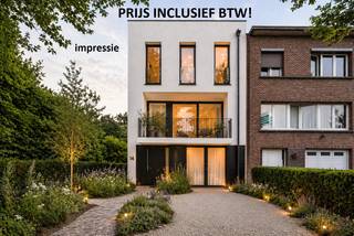 PRIJS INCLUSIEF BTW! Deze exclusieve BEN-nieuwbouwwoning met een bewoonbare oppervlakte van ca. <strong>262 m²</strong>.<br />Een uitzonderlijke eigendom met het comfort en de ruimte van een hedendaagse villa.<br />Gelegen op een rustige, doch uiterst centrale locatie, bevindt u zich op wandelafstand van openbaar vervoer en nabij het Park van Schoten, scholen, winkels en het Albertkanaal. Een omgeving waar bereikbaarheid en woonkwaliteit hand in hand gaan.<br /><br /><strong>Indeling</strong><br /><strong>Gelijkvloers</strong><br />Via de stijlvolle inkomhal met gastentoilet wordt u verwelkomd in de woning.<br />Vooraan bevindt zich een praktische fietsen- en bergingsruimte, ideaal voor gezinnen, sportliefhebbers of wie extra opbergruimte wenst.<br />Verder opent de woning zich naar een indrukwekkende leefruimte waar woonkamer, eetkamer en keuken harmonieus in elkaar overvloeien. Dankzij de grote raampartijen en schuiframen geniet u hier van een overvloed aan natuurlijk licht en een directe verbinding met de tuin.<br />De open leefkeuken met centraal eiland vormt zonder twijfel het kloppende hart van de woning en biedt de perfecte setting voor zowel het dagelijkse gezinsleven als het ontvangen van gasten.<br />De tuin wordt volledig ingezaaid opgeleverd en beschikt achteraan over een afzonderlijk tuinpaviljoen met extra berging. Deze ruimte leent zich perfect als poolhouse, thuiskantoor, fitnessruimte, atelier of exclusieve lounge.<br /><br /><strong>Eerste verdieping</strong><br />De eerste verdieping staat volledig in het teken van comfort en rust.<br />Hier bevindt zich de royale master bedroom van ca. 26 m², aangevuld met een tweede slaapkamer of bureauruimte van ca. 17 m². Verder beschikt deze verdieping over een luxueuze badkamer met ligbad, inloopdouche en dubbel lavabomeubel, alsook een afzonderlijk toilet.<br />De voorste slaapkamer geniet bovendien van toegang tot een aangenaam privéterras.<br /><br /><strong>Tweede verdieping</strong><br />Ook de bovenste verdieping biedt bijzonder veel ruimte.<br />Hier bevinden zich nog twee uitzonderlijk ruime slaapkamers van respectievelijk ca. 26 m² en 28 m².<br />Daarnaast beschikt deze verdieping over twee afzonderlijke douchekamers, een apart toilet en een technische ruimte met extra berging. Hierdoor geniet ieder gezinslid van een optimaal niveau van comfort en privacy.<br /><br /><strong>Hoogwaardige afwerking en energiezuinigheid</strong><br />Deze woning wordt volledig instapklaar afgewerkt met duurzame en kwalitatieve materialen en voldoet aan de hoogste normen inzake energiezuinigheid en wooncomfort.<br /><br /><strong>Bijzonderheden</strong><br />+ BEN-woning (E-peil gelijk of lager dan E30)<br />+ Warmtepomp<br />+ Zonnepanelen<br />+ Vloerverwarming<br />+ Parketvloeren<br />+ Luxueuze badkamer afgewerkt in microcement<br />+ Afzonderlijk bijgebouw met berging<br />+ Ruime fietsenberging<br />+ Binnen volledig instapklaar opgeleverd<br />+ Tuin ingezaaid opgeleverd