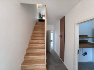Deze volledig gerenoveerde woning combineert ruimte, comfort en een moderne afwerking. Ze beschikt over 3 slaapkamers, 2 badkamers, een lichtrijke leefruimte, een volledig uitgeruste keuken en zowel een terras op het gelijkvloers als een tweede terras op de verdieping. Dankzij de kwalitatieve renovatie is de woning volledig instap klaar.<br />De woning is gelegen op een rustige locatie, op korte afstand van het centrum van Bornem. Winkels, scholen, openbaar vervoer en recreatiemogelijkheden bevinden zich in de nabije omgeving, terwijl de vlotte verbinding met de belangrijkste invalswegen zorgt voor een uitstekende bereikbaarheid. Het pand heeft een EPC-label B en een UC van 3298511, en is voorzien van centrale verwarming op gas. Voor verdere inlichtingen, neem vrijblijvend contact op via het nummer 03/283 84 84 of mail naar viktor@ax-quality.be.