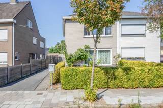 Deze ruime halfopen bebouwing heeft een bewoonbare oppervlakte van 212 m² en is gelegen op een perceel van 340 m².<br /><br />Op het gelijkvloers betreedt u een lichtrijke leefruimte met schuifraam dat toegang biedt tot de voortuin. Verder beschikt de woning over een ruime keuken met aansluitend een praktische berging en wasruimte.<br /><br />De badkamer is uitgerust met een douche en dubbele wastafel. Daarnaast is er een apart toilet.<br /><br />In 2011 werd de woning uitgebreid met een tweede, ruime leefruimte. Dankzij het grote schuifraam geniet u hier van een aangename verbinding met de tuin.<br /><br />Op de eerste verdieping bevinden zich drie slaapkamers en een apart toilet. Bovendien beschikt de woning over een ruime zolder, die heel wat extra bergruimte en mogelijkheden biedt.<br /><br />Tot slot beschikt de woning over een afgesloten garage.<br /><br />De woning geniet van een uitstekende ligging in een rustige buurt, met supermarkten, apotheek, parken en openbaar vervoer in de nabije omgeving. Ook het centrum van Gent is vlot bereikbaar.