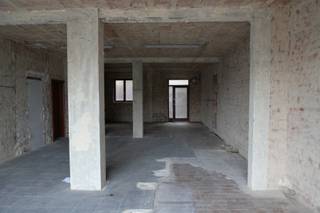 Ruime casco handelsgelijkvloers (winkel 3) op een centrale locatie te Oostduinkerke en op wandelafstand van het strand. Dankzij de centrale ligging en de grote publieke parking is er een maximale zichtbaarheid en een uitstekende opportuniteit voor wie op zoek is naar een vrij beroep of commerciële activiteit.<br />Het pand bestaat uit een zeer ruime handelsruimte met veel lichtinval, een buitenkoer en één ruime kelderberging die inbegrepen is in de verkoop.<br />Deze casco ruimte biedt alle vrijheid om volledig naar eigen smaak en noden in te richten.<br />Foto's in bijlage zijn renders (fictief) en bieden een mogelijkheid tot inrichten.