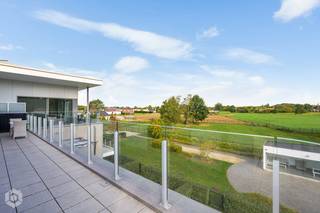Op een absolute toplocatie, op wandelafstand van het bruisende centrum van Peulis, bevindt zich dit hoogwaardige en energiezuinige penthouse. Winkels, scholen en het openbaar vervoer liggen allemaal binnen handbereik. Met een bewoonbare oppervlakte van 121 m², twee volwaardige slaapkamers, een uitmuntende energiescore (EPC A) en een indrukwekkend terras van maar liefst 115 m², biedt deze eigendom een unieke combinatie van comfort, ruimte en klasse.<br /><br />Via de inkomhal op de tweede verdieping, uitgerust met vestiaire en een apart gastentoilet, betreedt u het appartement. De riante, lichtrijke leefruimte biedt alle vrijheid voor de inrichting van een sfeervolle zithoek met gashaard en een elegante eethoek. Hét absolute toonbeeld van luxe is het rondom gelegen terras van 115 m², waar u van 's ochtends tot 's avonds volop van de zon geniet. De eetruimte sluit naadloos aan op de hoogwaardig afgewerkte keuken, die voorzien is van kwalitatieve, hoogwaardige inbouwtoestellen en een aanpalende, praktische berging. De discrete nachthal leidt naar de twee comfortabele slaapkamers en de stijlvolle badkamer, uitgerust met een inloopdouche en een dubbel wastafelmeubel.<br /><br />Buiten heeft u toegang tot de fraai aangelegde gemeenschappelijke tuin. Als kers op de taart beschikt het gebouw ondergronds over een exclusieve gemeenschappelijke fitnessruimte. In de vraagprijs is reeds één ondergrondse autostaanplaats met bijhorende berging inbegrepen, de aankoop van een tweede staanplaats met berging is mogelijk.<br /><br />Dit penthouse is uiterst hoogwaardig uitgerust met onder meer airconditioning, een ventilatiesysteem, maatkasten en een droom van een keuken. De uitstekende EPC-score maakt dit eigentijdse plaatje compleet.<br /><br />Een zeldzame opportuniteit voor wie op zoek is naar een lichtrijk, instapklaar penthouse met een riant terras in Putte. Neem voor meer informatie of een bezoek contact met ons op via 0472 82 80 66 of info@boonstravastgoed.be.<br /><br />Bijzonderheden:<br />- Twee volwaardige slaapkamers<br />- Uitstekende energiescore (EPC Label A)<br />- Inclusief autostaanplaats met berging (tweede verplicht aan te kopen)