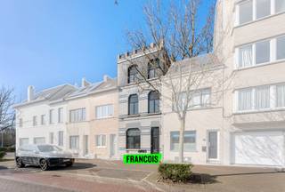 Deze instapklare rijwoning bevindt zich in een residentiële wijk nabij het Maria-Hendrikapark. U bereikt het centrum in een handomdraai, alsook de dijk, baanwinkels en uiteraard het park zelf. De woning is gelegen in een verkeersluwe éénrichtingsstraat, waardoor u hier ondanks de centrale ligging, geen last hebt van het omliggende verkeer. <br /><br />De woning zelf is ruim en heeft tal van troeven. <br /><br />De leefruimte en open keuken vormen een mooi doorlopend geheel waardoor de ruimte optimaal benut wordt. De keuken is voorzien van al het nodige comfort en inbouwkasten. <br /><br />Op de verdiepingen bevinden zich de slaapkamers. Dit zijn er drie in totaal en zijn allen zeer ruim. In deze kamers heeft u tal van ruimte voor extra kasten, een bureauhoek e.d. te creëren. De badkamer werd modern uitgerust met lavabo en inloopdouche. <br /><br />
