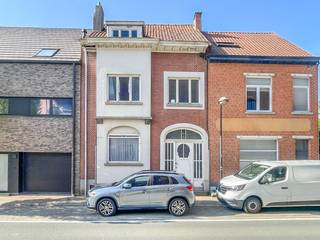 TOPLIGGINGEen ruime, volledig te renoveren karakterwoning met mogelijkheid tot 4/5 slaapkamers, terras en zuid-tuin nabij het station, centrum en...