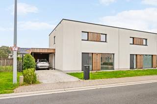 <strong>Energieneutrale gezinswoning (A+) met 3 slaapkamers, carport en afgewerkte tuin op een gunstige locatie</strong><br />Bent u op zoek naar een moderne, instapklare gezinswoning waar u meteen kunt genieten van hedendaags comfort, een <strong>energiezuinige woonst</strong> en een verzorgde recente afwerking?<br />Dan verdient deze <strong>recente halfopen bebouwing uit 2020</strong> absoluut uw aandacht.<br /><br />De woning valt onmiddellijk op door haar strakke, hedendaagse architectuur met witte gevels, kubusvormige volumes en plat dak.<br />Achter deze moderne uitstraling schuilt een praktische en <strong>aangename gezinswoning met 141 m² bewoonbare oppervlakte</strong>, gelegen op een rechthoekig perceel van 313 m².<br /><br />Ook de ligging vormt een belangrijke troef. De woning bevindt zich in een rustige en <strong>kindvriendelijke woonomgeving</strong>, terwijl winkels, scholen, openbaar vervoer en het centrum vlot bereikbaar zijn.<br />Het centrum ligt op fietsafstand en dankzij de <strong>uitstekende aansluiting</strong> op onder meer de Rijksweg (N36) en de E403 zijn ook omliggende steden en gemeenten bijzonder vlot bereikbaar.<br /><br />Bij het binnenkomen beschikt de woning over een verzorgde inkomhal met vestiaireruimte en afzonderlijk gastentoilet. Van hieruit bereikt u de lichtrijke leefruimte met aansluitend de open keuken. De open indeling zorgt voor een aangename verbinding tussen koken, eten en wonen en maakt van deze ruimte het centrale hart van de woning.<br />Aansluitend is een praktische berging voorzien met toegang tot de carport, deze bergruimte is ideaal voor voorraad, wasmachine, droogkast en technische voorzieningen.<br /><br />Op de verdieping bevinden zich drie volwaardige slaapkamers, waardoor de woning bijzonder geschikt is voor een gezin of voor wie graag over een extra bureau- of hobbykamer beschikt.<br />De ruime badkamer is compleet uitgerust met ligbad, afzonderlijke douche en dubbele wastafel. Daarnaast bevindt zich op de verdieping nog een tweede, afzonderlijk toilet.<br /><br />Ook buiten werd werkelijk aan alles gedacht. De tuin, omheining en oprit zijn volledig aangelegd, waardoor er na aankoop geen bijkomende kosten nodig zijn om de buitenomgeving af te werken.<br />De woning beschikt bovendien over een <strong>carport met aansluitende tuinberging</strong>, zodat zowel de wagen, fietsen als tuinmateriaal praktisch kunnen worden opgeborgen.<br /><br /><strong><u>Uitzonderlijk energiezuinig</u></strong><br />Op energetisch vlak behoort deze woning tot de absolute uitblinkers.<br />Met een EPC-label A+ en een negatieve energieprestatie van -1 werd sterk ingezet op een laag energieverbruik en hedendaags wooncomfort.<br />De woning beschikt onder andere over een warmtepomp, vloerverwarming op het gelijkvloers, ventiloconvectoren op de verdieping, zonnepanelen en een ventilatiesysteem D.<br />Dit resulteert niet alleen in een aangenaam binnenklimaat, maar biedt ook een belangrijke bescherming tegen toekomstige energiekosten.<br /><br /><u><strong>Volledig instapklaar</strong></u><br />De woning werd volledig afgewerkt en geschilderd en ook de tuin, omheining en oprit zijn reeds voorzien. <br /><strong>Een bijkomend financieel voordeel is dat deze eigendom wordt verkocht onder het registratiestelsel. Er dient bijgevolg geen btw op de aankoopprijs te worden betaald.</strong><br /><br />Wie op zoek is naar een recente, moderne en bijzonder energiezuinige woning met drie slaapkamers, een volledig aangelegde buitenruimte en een uitstekende bereikbaarheid, vindt hier een zeer compleet aanbod.<br />Een woning die op papier al heel wat troeven heeft, maar die u vooral ter plaatse moet ontdekken. Een bezoek is dan ook absoluut de moeite waard.<br /><br /><strong>EPC -2 kWh/m2 (A+) E-Peil -1</strong><br /><br />+ Recente halfopen woonst in een kindvriendelijke omgeving<br />+ Energie-positieve woning (negatief E-Peil-<br />+ Carport en tuinberging reeds voorzien<br />+ Volledig geschilderd en instapklaar<br />+ Warmtepomp, vloerverwarming, ventilatiesysteem D & zonnepanelen<br />+ Aangelegde tuin met terras en omheining<br />+ Verkoop onder registratiestelsel, <u>GEEN</u> BTW van toepassing<br /><br /><strong>BEZOEK- EN BIEDMOMENT ZATERDAG 7 NOVEMBER 2026 van 10u tem 12u (mits afspraak)</strong><br /><br />KOOP DEZE TOPPER RECHTSTREEKS VAN DE EIGENAARS!<br /><br />0477/35.58.76 of josneyens56@gmail.com<br /><br />DEZE WONING WORDT VERKOCHT ZONDER VASTGOEDMAKELAAR!<br /><br />Ook beslist om uw eigendom te verkopen? Bespaar de makelaar dankzij onze reeds bewezen succesformule.