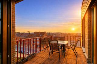 Een ruim en energiezuinig 2-slaapkamerappartement (90m² - EPC: C) met oa. een cosy leef-/woonkamer (30.00m²), zuid-terras (10m²) en kelder gelegen...