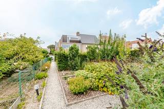 <p><strong>OPENDEUR: zat 19/09 van 14u-15u (enkel op reservatie) <br /><br />Unieke, strakke halfopen bebouwing</strong> met zuidgerichte tuin op toplocatie nabij het centrum van Roeselare.<br /><br />Op zoek naar een eigentijdse woning met een doordachte indeling, <strong>veel lichtinval en een uitstekende ligging</strong>? Dan is deze unieke halfopen bebouwing beslist een bezoek waard.<br />De woning is ontworpen volgens een <strong>modern woonconcept</strong> waarbij de <strong>leefruimte</strong> zich op de <strong>eerste verdieping</strong> bevindt. Hierdoor geniet u dagelijks van een uitzonderlijke lichtinval en een aangenaam gevoel van ruimte. De open keuken vloeit naadloos over in de stijlvolle woonkamer, die bovendien is uitgerust met tal van <strong>praktische inmaakkasten</strong>.<br /><br />Op het gelijkvloers bevindt zich de inkomhal, een gastentoilet, een garage, een berging en een <strong>polyvalente ruimte die perfect kan dienen als atelier, bureel of derde slaapkamer</strong>.<br /><br />De tweede verdieping beschikt over twee volwaardige slaapkamers, een badkamer en biedt bovendien toegang tot een buitenruimte.<br /><br />Buiten geniet u van een volledig<strong> <em>zuidgerichte, onderhoudsvriendelijke tuin</em></strong> met tuinhuis, ideaal om de hele dag van de zon te genieten. Daarnaast beschikt de woning over een private oprit. Extra comfort wordt geboden dankzij de aanwezige zonneluifel en zonnescreens.<br /><br />Gelegen op een perceel van 421 m², op een bijzonder centrale locatie en op korte afstand van het centrum van Roeselare, winkels, scholen en belangrijke invalswegen, combineert deze woning modern wooncomfort met een uitstekende bereikbaarheid.<br /><br /><u><em>Troeven:</em></u><br />- Unieke architectuur met leefruimte op de eerste verdieping<br />- Zeer lichtrijke woonkamer met open keuken<br />- Praktische inmaakkasten<br />- Mogelijkheid tot 3 slaapkamers<br />- Zuidgerichte, onderhoudsvriendelijke tuin met tuinhuis<br />- Garage en private oprit<br />- Zonneluifel en zonnescreens<br /><br />Benieuwd naar deze unieke woning? Contacteer Domicill Vastgoed vandaag nog en plan uw bezoek in!<br /> </p>