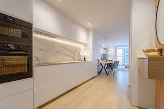 Elegant gerenoveerd appartement op 50 meter van het strandOp een toplocatie tussen het Driehoeksplein en de zeedijk in Knokke vindt u dit...