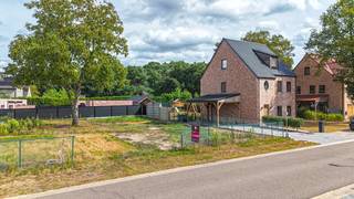 <p>Deze bouwgrond is gelegen in Merelstraat in Heusden-Zolder. Op slechts enkele minuten wandelafstand bevindt zich het centrum en een bosgebied.</p>
<p>In deze zone wordt er een open gezinswoning toegestaan met een minimumbreedte van 9 meter, met 2 verdiepingen en met een zadeldak.<br />Deze kavel ligt aan een rustige straat, waardoor elke dag begint en eindigt in serene stilte.<br />Bovendien geniet u van een prachtige oriëntatie: de achterzijde is gericht naar het Oosten, ideaal voor zachte ochtendzon in de tuin of woonruimte.</p>
Voor een bezichtiging ter plaatse of meer info, bel ons op 078/78.78.70, of kom gewoon binnen op ons kantoor, steeds welkom!