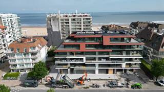 Uniek aanbod: handelspand te koop op de Kustlaan in het Zoute.- Gelijkvloers van 217 m² met 3m30 meter vrije plafondhoogte.- Zuidgericht terras op de...