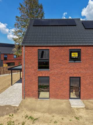 <ul>
<li>Energiezuinig (E30)</li>
<li>Ruime percelen</li>
<li>3-4 slaapkamers</li>
<li>Garage of carport mogelijkheden</li>
</ul>
<br />OMGEVING<br />De Kruisenstraat is gunstig gelegen nabij de dorpskern van Kalken, met voorzieningen zoals supermarkten, scholen, winkels en openbaar vervoer in de directe omgeving. Bovendien zorgt de nabijheid van de op- en afritten van de E17 en de R4 voor een goede bereikbaarheid. Ideaal voor wie de nabijheid van het bruisende Gent wil combineren met een rustige woonomgeving.<br /><br />INDELING<br />Dit project omvat 3 gesloten en 2 halfopen woningen. De gesloten woningen zijn voorzien van een inpandige garage en aan de halfopen woningen kan optioneel een carport geplaatst worden. Via de inkomhal met apart toilet kom je in de leefruimte met keuken terecht. Via de keuken kan je in de garage of in de berging makkelijk boodschappen stockeren. Op het eerste verdiep bevinden zich 3 ruime slaapkamers, een apart toilet en een badkamer. Er is een mogelijkheid om de zolder als een ruime 4e kamer in te richten.<br /><br />E-PEIL<br />De woningen beschikken over vloerverwarming op zowel het gelijkvloers als de eerste verdieping, aangedreven door een energiezuinige lucht-water warmtepomp. Waar nodig zorgen zonnepanelen voor extra ondersteuning om het gewenste E-peil te behalen.<br /><br />WONING OP MAAT | JOUW WONING, JOUW STIJL<br />Maak van deze woning jouw droomhuis op maat! Voeg je eigen smaak en persoonlijkheid toe en kies zelf de keuken, vloer en badkamer van jouw instapklare woning. Een eigen stek op maat van jouw wensen en stijl. Jij kiest, Potrell voert uit. Zo makkelijk is het!