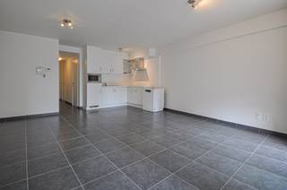 Centraal gelegen appartement met zijdelings zeezicht in het commercieel centrum. Indeling: Inkomhal met toilet. Lichtrijke leefruimte met toegang...