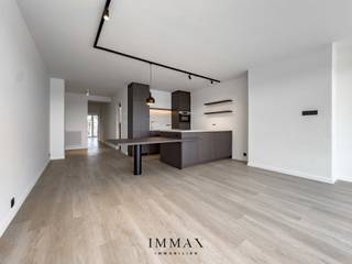 Instapklaar en gerenoveerd appartement op het 3e verdiep met 3 slaapkamers en zicht op de haven te Zeebrugge!<br /><br />Dit energiezuinig appartement in Zeebrugge is ideaal als vaste woonst, tweede verblijf of investering (zéér aantrekkelijk rendement!) aan de kust. Gelegen op de derde verdieping geniet u van een uitzonderlijk open uitzicht op de jachthaven en de kustomgeving.<br /><br />Deze eigendom omvat volgende indeling: inkom met gastentoilet - lichtrijke woonkamer met zicht op de jachthaven - volledig uitgeruste open keuken met kookeiland en aansluitende eettafel - 3 volwaardige slaapkamers, waarvan 1 slaapkamer met ensuite badkamer uitgerust met inloopdouche en lavabo - extra badkamer voorzien van ligbad met douchemogelijkheid, lavabo en toilet - berging met wasplaats - zuidgericht balkon.<br /><br />Daarnaast beschikt het appartement over een private kelderberging en een gemeenschappelijke fietsenstalling.<br /><br />Troeven: <br />- 3 slaapkamers en 2 badkamers <br />- Uitzonderlijk uitzicht op de jachthaven <br />- Energiezuinig (label B)<br />- Op wandelafstand van Kusttram <br />- Zéér aantrekkelijk rendement!<br /><br />** Deze eigendom wordt u aangeboden onder de verkoopmethode ‘startprijs’. Deze vermelde startprijs houdt bijgevolg géén aanbod in maar is een uitnodiging om tot een prijsvoorstel over te gaan. U kan steeds vanaf deze prijs een voorstel doen die door de eigenaar al dan niet kan aanvaard worden. Nog vragen omtrent deze verkoopmethode contacteer ons. **<br /><br />Voor verdere informatie of vrijblijvend bezoek contacteer Céline op 0476/60 60 23 of mail naar celine@immax.be