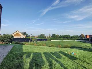 Ontdek deze alleenstaande woning, perfect gelegen in het hart van Westrozebeke.Bij binnenkomst word je verwelkomd in de ruime inkomhal met...