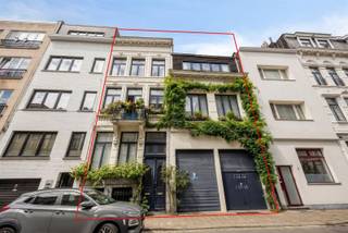 <p><span>Dit unieke burgerhuis aan de Zwijgerstraat 10-12 biedt een uitzonderlijke combinatie van ruimte, authenticiteit en multifunctionaliteit in de Antwerpse binnenstad. Gelegen in een rustige, residentiële straat met alle stedelijke voorzieningen binnen handbereik. Scholen, winkels, horeca en openbaar vervoer bevinden zich op wandelafstand. Met een royale bewoonbare oppervlakte van 365 m² en een opvallend brede voorgevel geniet de volledige woning van een uitstekende natuurlijke lichtinval. De hoge plafonds versterken het ruimtelijke gevoel op elke verdieping. Dankzij de flexibele indeling is dit pand uitermate geschikt als royaal gezinshuis, voor een combinatie van wonen en werken, of als hoogwaardig renovatieproject.</span></p><p><span>Naast de statige inkomhal bevindt zich de absolute troef van dit eigendom: een uiterst ruime inpandige garage met plaats voor 3 à 4 wagens, aangevuld met private parkeerplaats op de oprit voor de deur. Deze parkeercapaciteit is een zeldzame luxe in het stadscentrum en biedt grote voordelen voor zelfstandigen of autoliefhebbers. </span><span>De benedenverdieping beschikt over een aparte unit die volledig is ingericht en uitgerust voor eventuele verhuur als gastenverblijf of kangoeroewoonst. Alle noodzakelijke voorzieningen, waaronder een slaapgedeelte en een eigen badkamer, zijn reeds aanwezig </span></p><p><span>De royale leefruimtes lopen vloeiend in elkaar over en bieden plaats aan een sfeervolle zithoek met karaktervolle open haard en een aangrenzend eetgedeelte. De functionele keuken vormt het hart van deze verdieping en verleent directe toegang tot het gezellige privéterras, een rustige buitenruimte midden in de stad.<br />Hier bevinden zich 6 volwaardige, multifunctionele kamers die naar wens ingericht kunnen worden als slaapkamer, thuiskantoor of hobbyruimte. Twee strategisch geplaatste badkamers garanderen een optimaal wooncomfort.<br />Een zeer grote, droge en praktische kelderruimte biedt omvangrijke opslagmogelijkheden en is ideaal te benutten als wijnkelder of werkatelier.</span></p><p><span>EPC D Geen renovatieverplichting. </span></p><ul><li><span> </span></li></ul>
