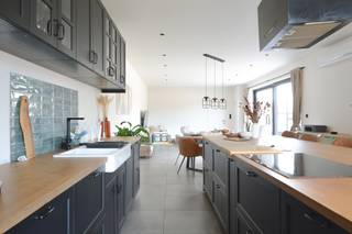 <strong>Op zoek naar een instapklare woning met een uitzonderlijk ruime garage in Zelzate? </strong><br /><br />Dan is deze gerenoveerde halfopen bebouwing zeker het ontdekken waard! De woning werd volledig gerenoveerd in 2020 en is rustig gelegen.<br /><br />Via de inkomhal bereik je de eerste verdieping. Hier bevindt zich de lichtrijke leefruimte met een open keuken, eetplaats en zithoek. Aansluitend is er een praktische berging waar de technische installaties zich bevinden en een apart toilet in de inkomhal.<br /><br />Vanuit de leefruimte heb je rechtstreeks toegang tot het ruime terras. Aan de voorzijde van de woning ligt een aangename tuin waar je in alle rust kan genieten.<br /><br />Verder beschikt de woning over twee volwaardige slaapkamers en een extra kamer die perfect kan dienen als derde slaapkamer, bureau of hobbyruimte. De badkamer is uitgerust met een dubbele lavabo, een inloopdouche, een ligbad en een toilet.<br /><br />Ook op technisch vlak is de woning helemaal in orde. Ze beschikt over ventilatiesysteem D, airconditioning in de leefruimte en de grootste slaapkamer en is bovendien asbestveilig!<br /><br />De grootste troef is zonder twijfel de garage van maar liefst 100 m² met een apart toilet. Ideaal voor een zelfstandige activiteit, extra opslagruimte, hobby's of meerdere wagens.<br /><br /><strong>Voor meer info of een bezoek bel 0478 17 20 73 of mail shania@ocvastgoed.be</strong><br /><br /><u>Technische gegevens: </u><br /><br />- EPC 262 kWh/(m2jaar)<br />- Energielabel C = <u>geen renovatieplicht!</u> Met eventuele plaatsing van zonnepanelen is een verbetering naar label A mogelijk.<br />- Stedenbouwkundige inlichtingen: woongebieden, vergunningen, verkavelingsvergunning, geen rechterlijke herstelmaatregel of bestuurlijke      maatregel opgelegd, geen voorkooprecht<br />- Asbestattest: asbestveilig, 0 asbestmaterialen<br />- Geen overstromingsgevoelig gebied, P-score A, G-score A<br />- Bruikbare bruto vloeroppervlakte volgens het EPC: 189 m²<br />- Elektriciteit conform<br /><br /><br /><br /><br /><br /> 