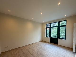 À côté du parc Duden et à deux pas de la place de l'Altitude Cent avec tous ses transports et commerces, aux 2e et 3e étages d'un immeuble situé Avenue Oscar Van Goidtsenhoven 83, duplex entièrement rénové comprenant séjour lumineux, cuisine neuve équipée, deux chambres et salle de douche moderne en terrazzo. Chaudière individuelle au gaz et cave privative complètent le bien.<br />Finitions contemporaines soignées, quartier commerçant et bien desservi.<br />Disponible immédiatement.<br />Coup de cœur assuré !