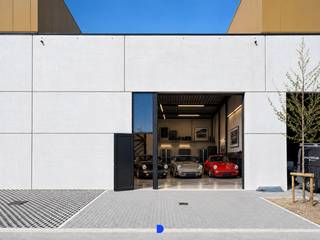 Interessante kmo-unit in bedrijvenpark Hexahub op een toplocatie vlakbij de autosnelweg E403.<br />Het betreft unit B.3 met een oppervlakte van 178m².<br /><br />De loods heeft een vrije hoogte van 6 meter en is toegankelijk via een automatische poort (4m x 4,5m) en een aparte toegangsdeur. <br />Er zijn 2 parkeerplaatsen voor de loods inbegrepen.<br /><br /><strong>Details:</strong><br />Afmetingen: 11,30m breed x 15,75m diep<br />Voorzieningen: elektriciteit - water <br />Huurprijs exclusief btw.<br />Onroerende voorheffing en gemeenschappelijke kosten ten lasten van de huurder.<br />Onmiddellijk vrij.<br /><br /><strong>Contact:</strong><br />Voor meer informatie of een bezoek, contacteer Stijn op 0491 61 42 19 of info@stijndebusschere.be.