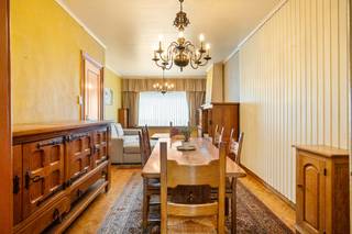 Te vernieuwen woning op 102m² in woonstraat op wandelafstand van de Bredabaan. Inkomhal, woonkamer doorlopend naar leefkeuken, badkamer (ligbad, lavabo in meubel en toilet), gezellig stadstuintje met berging. Op de verdieping: 2 ruime slaapkamers. Extra's: Kelder- en zolderberging. Energielabel F en bijgevolg is de renovatieplicht hier van toepassing.