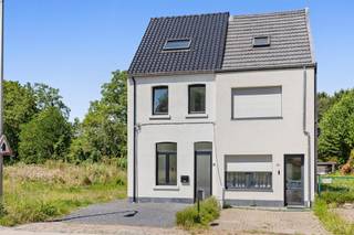 <p><span>Deze ruime (ca 120m² cfr EPC) halfopen bebouwing is gelegen op een rustige landelijke locatie, op een boogscheut van het centrum van Duffel. </span></p><p><span> </span></p><p><span>De woning beschikt op het gelijkvloers over een open keuken met lichtrijke leefruimte die uitkijkt op de tafel. Daarnaast vinden we nog 2 technische bergingen en een gastentoilet op het gelijkvloers. De wagen parkeer je vooraan op de oprit van de woning. </span></p><p><span>De tuin is maar liefst 475m² groot en kijkt uit op de achterliggende bossen en weilanden. </span></p><p><span> </span></p><p><span>Op de eerste verdieping treft u de eerste ruime slaapkamer en de badkamer. De badkamer beschikt over een ruime inloopdouche, lavabo, toilet en handdoekradiator. </span></p><p><span> </span></p><p><span>De 2de slaapkamer betrekt de volledige tweede verdieping en beschikt aan zowel de voor- als de achterkant over een reeks ingemaakte kasten. </span></p><p><span> </span></p><p><span>Extra troeven: </span></p><p><span>- Rustige locatie</span></p><p><span>- Zeer grote tuin</span></p><p><span>- Totaal gerenoveerde woning</span></p>