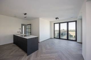 <p><span>Hoogwaardig nieuwbouwappartement met winter- en zomerterras en fenomenaal zicht op de Schelde !</span></p><p><span>Sommige appartementen bieden comfort. Andere bieden een mooi uitzicht. En dan zijn er appartementen waar hoogwaardige materialen, ruimte en buitenleven perfect samenkomen.</span></p><p><span>Welkom in dit prachtige 2-slaapkamerappartement op de 7de verdieping aan de Frans Buyensstraat 15, gelegen in het gegeerde Scheldehof in Nieuw Zuid. Het project werd ontworpen door de internationaal gerenommeerde architect Max Dudler en is opgevat als een harmonisch geheel dat de stad, het landschap en de Schelde met elkaar verbindt.</span></p><h3><span>Wonen aan de Schelde</span></h3><p><span>Residentie Scheldehof combineert rustig wonen met een uitgesproken stedelijke omgeving. De gebouwen zijn naar de Schelde gericht, waardoor vanuit verschillende appartementen en gemeenschappelijke ruimtes weidse vergezichten ontstaan.</span></p><p><span>Ook groen speelt hier een belangrijke rol. Centraal bevindt zich een ruime binnentuin, ontworpen door Bureau Bas Smets, terwijl de terrassen en gaanderijen het buitenleven als vanzelf onderdeel maken van het wonen. Daarnaast kunnen bewoners gebruikmaken van een riant collectief dakterras.</span></p><p><span>Vanuit dit appartement geniet u van een fenomenaal uitzicht over de Schelde. Met een EPC-label A en driedubbele beglazing in aluminium combineert de woning dit uitzicht bovendien met hedendaags en energiezuinig wooncomfort.</span></p><h3><span>Indeling</span></h3><p><span>Met de lift bereikt u de 7de verdieping. De inkomhal verbindt alle ruimtes en is afgewerkt met een stijlvolle visgraat parkettegel, die zorgt voor een warme en elegante uitstraling.</span></p><p><span>Via de stijlvolle gietijzeren deur betreedt u de ruime leefruimte. Dankzij de grote raampartijen valt het natuurlijke licht rijkelijk binnen en trekt het indrukwekkende uitzicht over de Schelde meteen de aandacht.</span></p><p><span>De leefruimte biedt voldoende plaats voor een royale zithoek en eettafel. Aansluitend bevindt zich de open eilandkeuken oorzien van een composiet werkblad en marmeren spoelbak, passend binnen de hoogwaardige uitstraling van het appartement die gedeeltelijk is afgewerkt.</span></p><p><span>Vanuit de leefruimte heeft u rechtstreeks toegang tot zowel het winter- als zomerterras. Beide terrassen vormen een mooie verlenging van de leefruimte en kunnen volledig naar eigen smaak worden ingericht. Het winterterras leent zich bijvoorbeeld uitstekend als gezellige leeshoek of extra zithoek, waar u het hele jaar door kunt genieten van het indrukwekkende Scheldezicht.</span></p><p><span>Verder beschikt het appartement over twee slaapkamers.</span></p><p><span>De badkamer is bijzonder hoogwaardig afgewerkt en volledig uitgevoerd in marmer, met een ruime inloopdouche en lavabo. Ook het aparte toilet werd volledig in marmer afgewerkt en vormt een stijlvol detail.</span></p><p><span>Daarnaast is er een ruime technische berging met voldoende plaats voor zowel wasmachine als droogkast.</span></p><p><span>Ondergronds kan een autostaanplaats optioneel worden aangekocht voor een vraagprijs van 40.000 euro.</span></p><h3><span>Troeven</span></h3><ul><li><span>Ruim winter- én zomerterras</span></li><li><span>Fenomenaal zicht over de Schelde</span></li><li><span>EPC-label A</span></li><li><span>Driedubbele beglazing in aluminium</span></li><li><span>Hoogwaardige en luxueuze afwerking</span></li><li><span>Volledig marmeren badkamer en toilet</span></li><li><span>Open eilandkeuken met composiet werkblad en marmeren spoelbak</span></li><li><span>Groene binnentuin ontworpen door Bureau Bas Smets</span></li><li><span>Absolute toplocatie in Nieuw Zuid</span></li></ul><p><span>Een bijzonder appartement waar hoogwaardige afwerking, energiezuinig comfort, buitenruimte en een uniek Scheldezicht samenkomen. Een woning die u vooral zelf moet ervaren.</span></p>