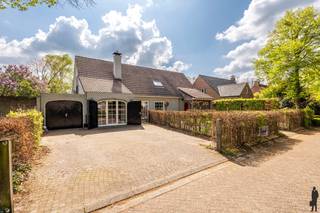 Deze instapklare en recent gerenoveerde woning in het rustige Meerle combineert hedendaags comfort met duurzame luxe. Met vier volwaardige slaapkamers biedt deze open woning alle ruimte voor gezinnen die op zoek zijn naar licht, rust en kwaliteit.<br /><br />Bij de renovatie werd er bewust gekozen voor hoogwaardige en duurzame materialen, wat zich vertaalt in een energiezuinig en toekomstgericht geheel. De leefruimte baadt in het licht en sluit naadloos aan op de open keuken, waardoor een aangename en luchtige woonbeleving ontstaat.<br /><br />Op het gelijkvloers geniet je van vloerverwarming, terwijl een gezellige pelletkachel extra sfeer en warmte brengt. Daarnaast zorgen de airconditioning en zonnepanelen voor een optimaal binnenklimaat en lage energiekosten. De woning is bovendien uitgerust met een thuisbatterij en een laadpaal, volledig afgestemd op modern en ecologisch wonen.<br /><br />Buiten wacht een knappe, ruime tuin met veel privacy, een ideale plek om tot rust te komen of gasten te ontvangen. De tuin is voorzien van een automatisch sproei- en druppelsysteem én een robotmaaier, waardoor onderhoud tot een minimum beperkt blijft. Voor extra ontspanning is er reeds een aansluiting voorzien voor een jacuzzi.<br /><br />Kortom, een eigentijdse en energiezuinige woning waar comfort, ruimte en duurzaamheid perfect samenkomen.