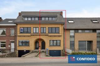 Deze verrassend ruime gezinswoning biedt een praktische indeling met vier volwaardige slaapkamers, ideaal voor gezinnen of wie extra ruimte zoekt.<br /><br />De inkomhal met gastentoilet geeft toegang tot de woonkamer enerzijds en de keuken anderzijds. De woonkamer staat in rechtstreeks contact met het zongeoriënteerde terras en de lager gelegen tuin. <br /><br />Op de eerste verdieping bevinden zich drie ruime slaapkamers en een badkamer met ligbad, toilet en wastafel met lavabo. <br /><br />Een vierde slaapkamer bevindt zich op de tweede verdieping.<br /><br />De zuidelijk georiënteerde tuin zorgt voor optimale lichtinval en is de perfecte plek om te ontspannen en te genieten van zonnige dagen. Bovendien beschikt de woning over een inpandige garage en een ruime kelder. <br /><br />Deze woning combineert rust, ruimte en een gunstige ligging. Interesse? Contacteer ons voor meer informatie of een bezichtiging!