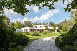 <p><span>Residentieel bouwperceel van 2.088m² voor het bouwen van een mooie alleenstaande villa op rustige en goede ligging.<br /><br /></span><span>Ruime bouwmogelijkheden<br /></span><span>/ geen bouwverplichting<br />/ open bebouwing<br />/ eengezinswoning<br /><br /></span><span>Bouwvoorschriften<br /></span><span>/ kroonlijst max. 6m<br />/ nok max. 10m<br />/ dakhelling tussen 25° en 55°, max. 50% plat dak<br />/ geen ondergrondse garages<br />/ bijgebouw van max. 40m², kroonlijst 3m<br />/ uitweg naar Langendam, max. 3m brede verharding<br /><br /><br /><br /></span><span>Disclaimer: de afbeelding van de villa werd gegenereerd met AI en is louter illustratief, aan deze afbeelding kunnen geen rechten worden ontleend en zij heeft geen contractuele of bindende waarde</span></p>