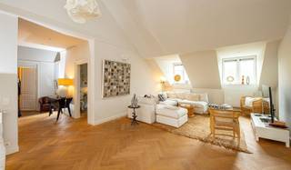<p><span>ANTWEPREN - Zuid : </span><span>Stijlvol gerenoveerd appartement met 3 slaapkamers, 2 badkamers en royaal terras</span></p><p><span> </span></p><p><span>BESCHRIJVING :</span></p><p><span>Op een gegeerde locatie op 't Zuid, recht tegenover het voormalige Justitiepaleis, bevindt zich dit uitzonderlijk ruime en stijlvolle appartement. Dit werd met veel zorg gerenoveerd, waarbij de authentieke charme behouden bleef en werd aangevuld met hedendaags wooncomfort.</span></p><p><span>Via de inkomhal met gastentoilet en vestiaireruimte bereikt u de aangename leef- en eetkamer op parket.</span></p><p><span>De leefruimte bestaat uit een sfeervolle zithoek met gashaard en een elegante eetkamer. </span></p><p><span>De volledig uitgeruste keuken beschikt over een veelvoud aan kasten en alle nodige toestellen. Zowel vanuit de eetkamer als de keuken heeft u toegang tot het ruime en gezellige terras.</span></p><p><span>De master bedroom beschikt over een en-suite badkamer voorzien van een dubbele wastafel, ligbad, inloopdouche en toilet. </span></p><p><span>Daarnaast zijn er nog twee volwaardige slaapkamers en een tweede badkamer met wastafel, inloopdouche en toilet.</span></p><p><span>Verder beschikt het appartement over een privatieve kelder.</span></p><p><span> </span></p><p><span>Autostaanplaats mogelijk aan 165 €/maand</span></p><p><span> </span></p><p><span>BIJZONDERHEDEN :</span></p><p><span> </span></p><ul><li><span>Volledig gerenoveerd met hoogwaardige materialen </span></li><li><span>Authentieke elementen zorgvuldig bewaard </span></li><li><span>Plafondhoge deuren en prachtige moulures </span></li><li><span>Visgraatparket doorheen het appartement </span></li><li><span>Zeer aangename natuurlijke lichtinval </span></li><li><span>Ruim terras </span></li><li><span>Mogelijkheid tot huren via een vennootschap </span></li><li><span>Vlotte verbinding naar de Ring van Antwerpen </span></li><li><span>Beschikbaarheid: Ten vroegste vanaf 01/10/2026 - overeen te komen</span></li><li><span>Provisie gemeenschappelijke kosten: 125 €/maand</span></li></ul><p><span> </span></p><p><span>Een uniek appartement waar karakter, ruimte en comfort samenkomen op een van de meest gegeerde locaties van Antwerpen Zuid.</span></p><p><span> </span></p><p><span> </span></p><p><span> </span></p>