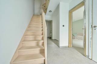 Deze <strong>kwalitatief gerenoveerde </strong>woning combineert hedendaags comfort met een ideale ligging. De woning omvat <strong>2 slaapkamers</strong>, een trendy badkamer met inloopdouche en ligbad en een ruime zolder met <strong>mogelijkheid tot een 3de slaapkamer</strong>.<br /><br />De <strong>ruime berging</strong> aansluitend aan de keuken biedt extra praktische opbergruimte. Buiten beschikt de woning over een oprit en een makkelijk te onderhouden tuin, ideaal voor wie graag van een <strong>aangename buitenruimte</strong> geniet zonder veel onderhoud.<br /><br />Dankzij de <strong>zonnepanelen </strong>geniet je bovendien van extra energiezuinigheid. De <strong>centrale ligging</strong> zorgt ervoor dat je vlot het centrum van Bornem bereikt, terwijl ook <strong>Breeven</strong> vlakbij gelegen is.<br /><br />Een prachtige woning voor wie <strong>hedendaags wooncomfort</strong>, een praktische indeling en een <strong>ideale ligging</strong> weet te waarderen!