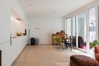 <p>Dit appartement in De Dams beschikt over twee ruime slaapkamers, een lichtrijke leefruimte met open keuken en een badkamer met douche. Daarnaast is er in de inkomhal een apart gastentoilet voorzien.</p>
<p>Over de volledige lengte van de leefruimte strekt zich een zonnig inpandig terras uit, bereikbaar via grote schuiframen die zorgen voor een naadloze verbinding tussen binnen en buiten. Ook de slaapkamers genieten dankzij hun grote raampartijen van veel natuurlijk licht.</p>
<p>Vanuit het appartement kijk je uit op de groene, rustige binnenplaats van de Dams-site, gebouwd in 18de eeuw. Hier woon je in een oase van rust, terwijl je je toch midden in het bruisende centrum van Antwerpen bevindt.</p>
<p><span>Hoe 'rustig' het binnen is, des te bruisend is het als je het complex buiten stapt, richting Zuid en de Kaaien, nieuwe stationsbuurt, Theaterplein of shopping-boulevard Meir.<br /><br />Parkeergarage aan te kopen voor 35.000,00 euro.<br /></span></p>