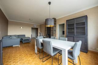 Op zoek naar een lichtrijk appartement met alle comfort binnen handbereik?Dit tweeslaapkamerappartement met tussenkamer combineert rust,...