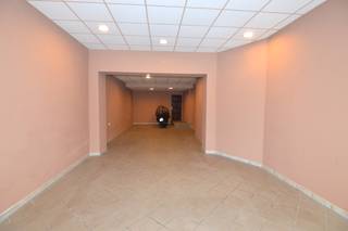 Handelspand met verschillende mogelijkheden te Mechelen.<br /><br />Gunstig gelegen tussen de ring (Dijle) en de Grote Markt.<br />Geschikt voor winkel (mode, IT,...), atelier, praktijk of kantoor, geen horeca.<br /><br />Indeling: winkel- of kantoorruimte met achteraan 2 bergingen en apart toilet.<br />Totale oppervlakte +/- 95m²<br />Breedte van de etalage: +/- 4,80m<br />Verwarming: elektrisch.<br />Vaste kosten (water): provisie €50<br /><br />Meer info =&gt; tine@immovos.be of 0473 41 15 16