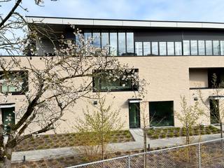 Eigentijdse, energiezuinige BEN-woning (E-peil = 23) !<br />Verhuring door vennootschap (mogelijks interessant voor bv. zelfstandige die deels thuis werkt).<br /><br />Via de inkomhal, komen we in de ruime, aangename leefruimte met open keuken. Deze kijkt, evenals het PC-hoekje, uit op de eigen tuin en terras (> 20 m²).<br />Naast de open keuken situeert zich eveneens een grote, afzonderlijke berging.<br />De eerste verdieping telt 3 mooie slaapkamers, en een modieuze badkamer (met inloopdouche).<br />U beschikt bovendien over een eigen privatieve kelder, evenals een gemeenschappelijke fietsberging.<br /><br />Bijkomende bijzondere troeven :<br />-E-peil = 23. Deze woning is m.a.w. bijna energie neutraal !<br />Er zijn zonnepanelen, evenals een geothermische warmtepomp. De woning wordt opgewarmd d.m.v. vloerverwarming. Vloerkoeling in de zomer. <br />-Uitstekende ligging/bereikbaarheid: deze entiteit bevindt zich vlakbij het Sint-Pietersstation, nabij de Sterre, Maria Middelares én op 50 m van een tramhalte. Met tram 1 staat u op 13 minuten in het stadscentrum !<br />- Ondergrondse fietsenberging aanwezig (via fietstrap toegankelijk);<br />-Huur kan (deels) als beroepskost worden ingebracht.<br />- Provisie : 200 €/maand<br /><br />Met andere woorden: een topper !