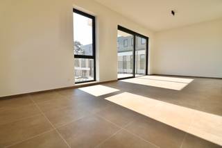 Welkom bij het Edward Poppe Woonpark, een uniek nieuwbouwproject in Sint-Laureins. Dit woonproject, gelegen op de terreinen van het voormalige Edward Poppe Instituut aan de Rommelsweg, biedt een harmonieuze combinatie van moderne architectuur en historische charme. Het project is ontworpen met oog voor detail en duurzaamheid.
Het Edward Poppe Instituut, gebouwd in 1962, diende jarenlang als een vertrouwde brug tussen de basisschool in Sint-Laureins en de grotere secundaire scholen in Eeklo, Maldegem en Gent. Het gebouw, bekend om zijn modernistische stijl en familiaire sfeer, is een herkenningspunt in de regio en biedt een prachtige basis voor dit nieuwe woonproject.
Het Edward Poppe Woonpark streeft naar een energie-neutraal karakter. Geen gebruik van fossiele brandstoffen, maar wel van warmtepompen en zonnepanelen, duurzame materialen en hergebruik en renovatie van bestaande structuren. De circulatie van auto's is slim ontworpen aan de buitengrenzen van het perceel, waardoor de kern van het project een groene oase blijft.
De indeling is als volgt: een grote inkomhal met gastentoilet, een lichtrijke leefruimte met een open keuken voorzien van alle hedendaagse comfort met voldoende opbergruimte, een terras met een prachtig uitzicht op de gemeenschappelijke tuin, 2 slaapkamers, een badkamer, een grote berging/wasplaats, een privatieve fietsenberging/berging en een privatieve autostaanplaats.
Het appartement is volledig geschilderd en instap klaar.
Alle leefruimtes kijken uit op een centraal groen park, dat dienst doet als ontmoetingsplaats voor jong en oud. Het park, met zijn glooiende reliëf, draagt bij aan een natuurlijke speelomgeving en fungeert tevens als wadi.
Wonen in Sint-Laureins biedt tal van voordelen. De gemeente staat bekend om haar uitstekende leefkwaliteit, met een sterke focus op natuur, rust en veiligheid. Daarnaast zijn er uitgebreide voorzieningen voor sport, cultuur en recreatie. De nabijheid van stedelijke centra zoals Eeklo, Maldegem en Gent zorgt ervoor dat stedelijke voorzieningen altijd binnen handbereik zijn.
Ontdek de perfecte balans tussen historisch erfgoed en modern wooncomfort in het Edward Poppe Woonpark. Wenst u een bezoek aan het gelijkvloers appartement? Maak uw afspraak via www.vastgoedunicum.be of mail naar verhuur@vastgoedunicum.be.