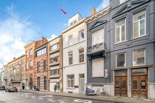 TOTAALRENOVATIE - Goed gelegen en gemeubelde studentenkamer met eigen sanitair (wc, douche & wastafel) in een kleinschalig gebouw met 7...