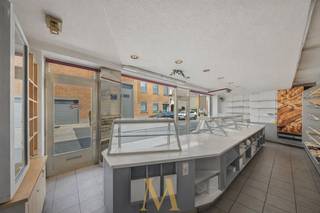 In het hart van Desselgem bevindt zich dit uitzonderlijk veelzijdige eigendom waar wonen en werken perfect samenkomen. Dankzij de uitstekende...